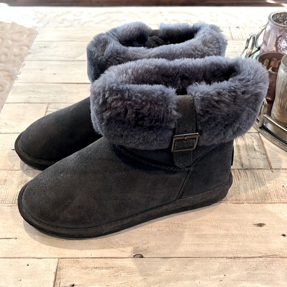Gray Abby sheep skin Bearpaws  like new!us sz9 I wear 81/2 fit me - Picture 2 of 12